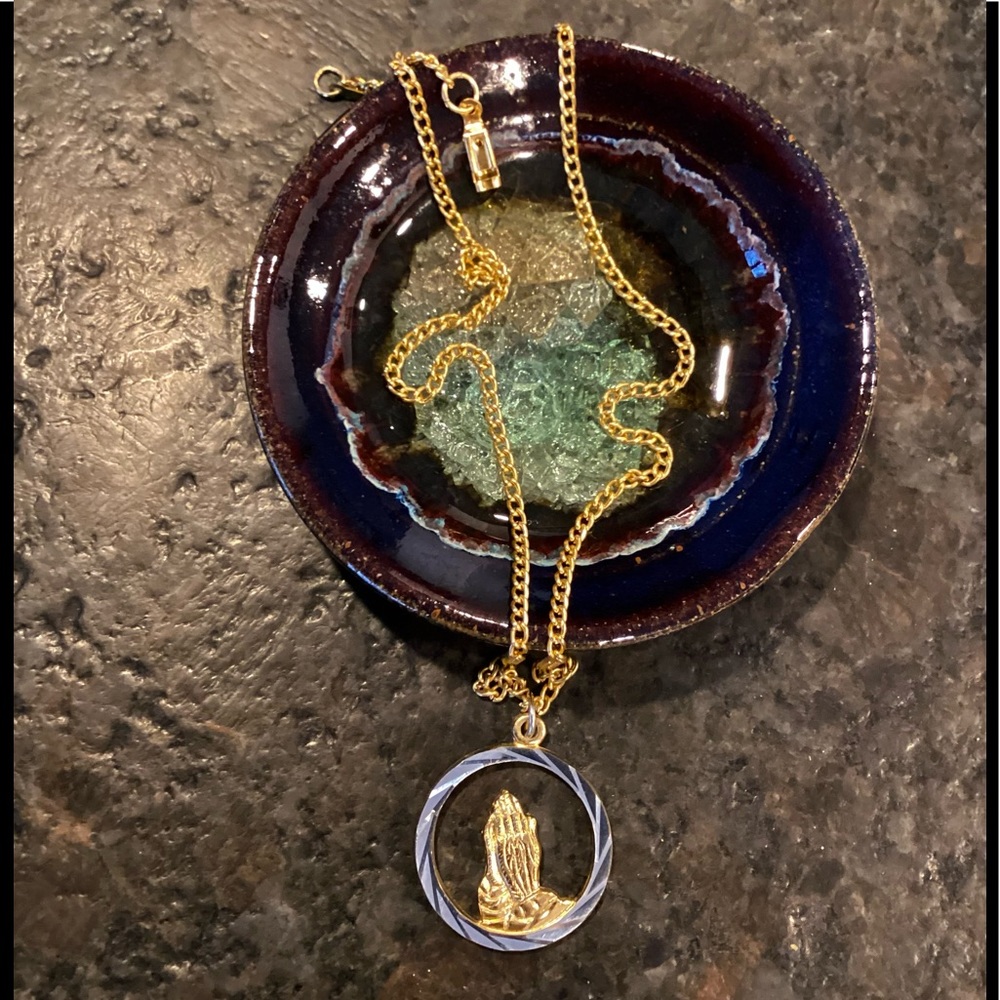 🙏NEW Praying Hands Circle Necklace